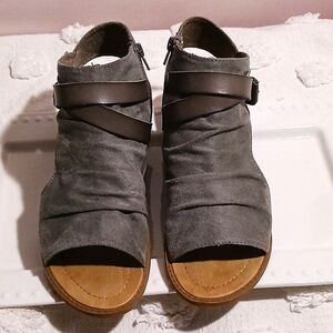 Beautiful! Blowfish Balla 🐡 Sandal ⚜️ Gray Micro Suede Deluxe  10
